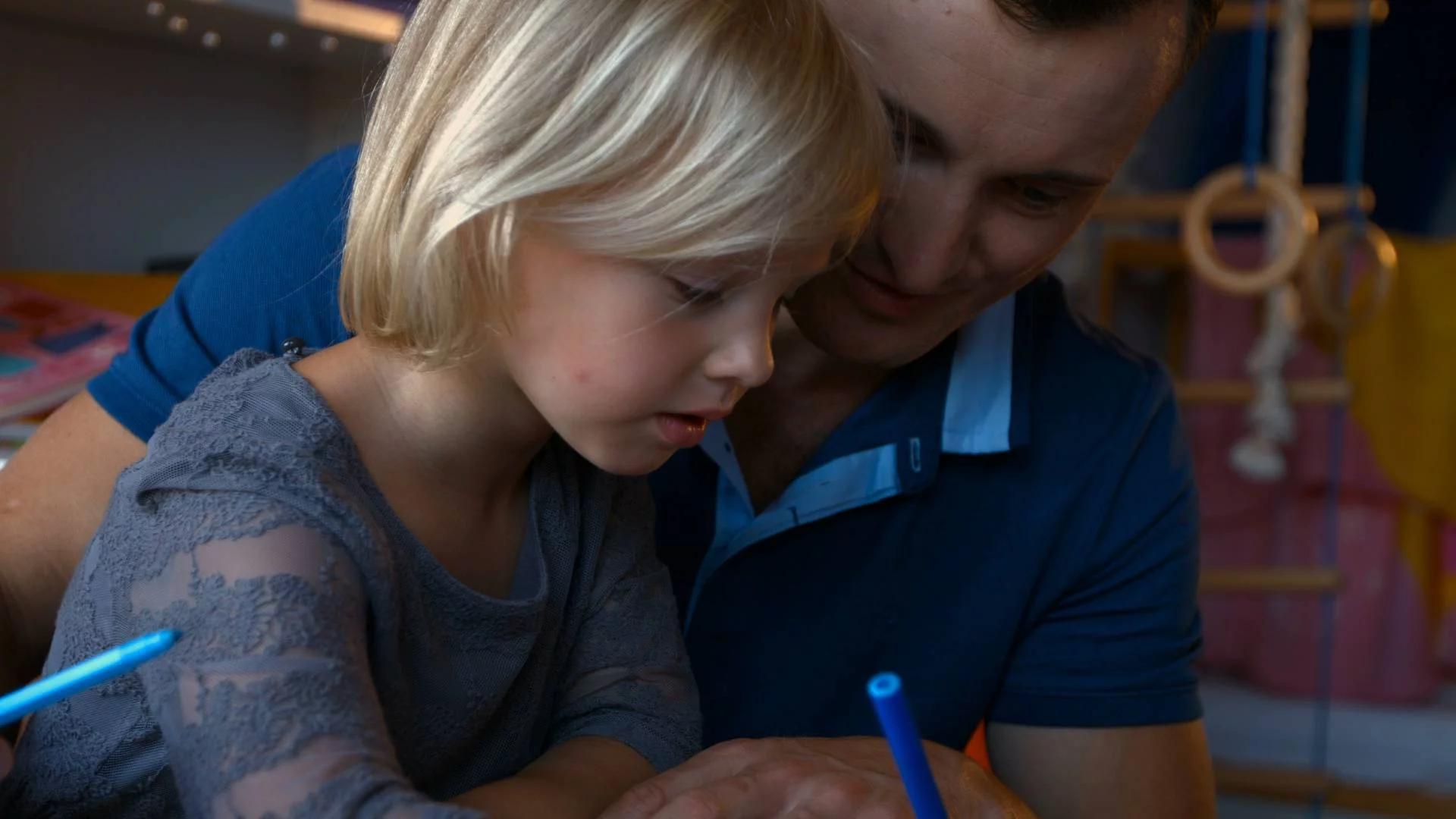 tata z dzieckiem rysuje