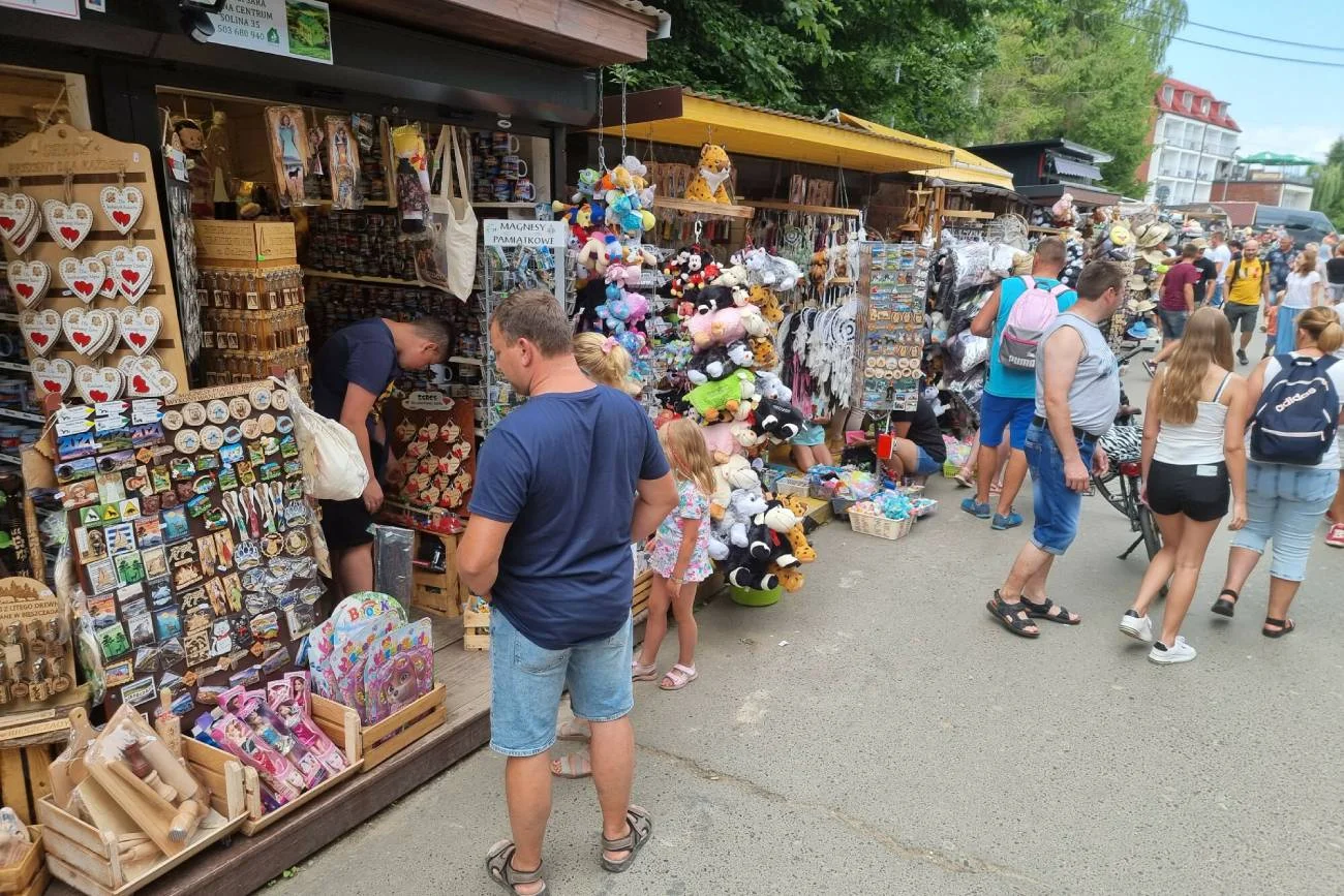 Deptak w kurorcie ze straganem z pamiątkami.