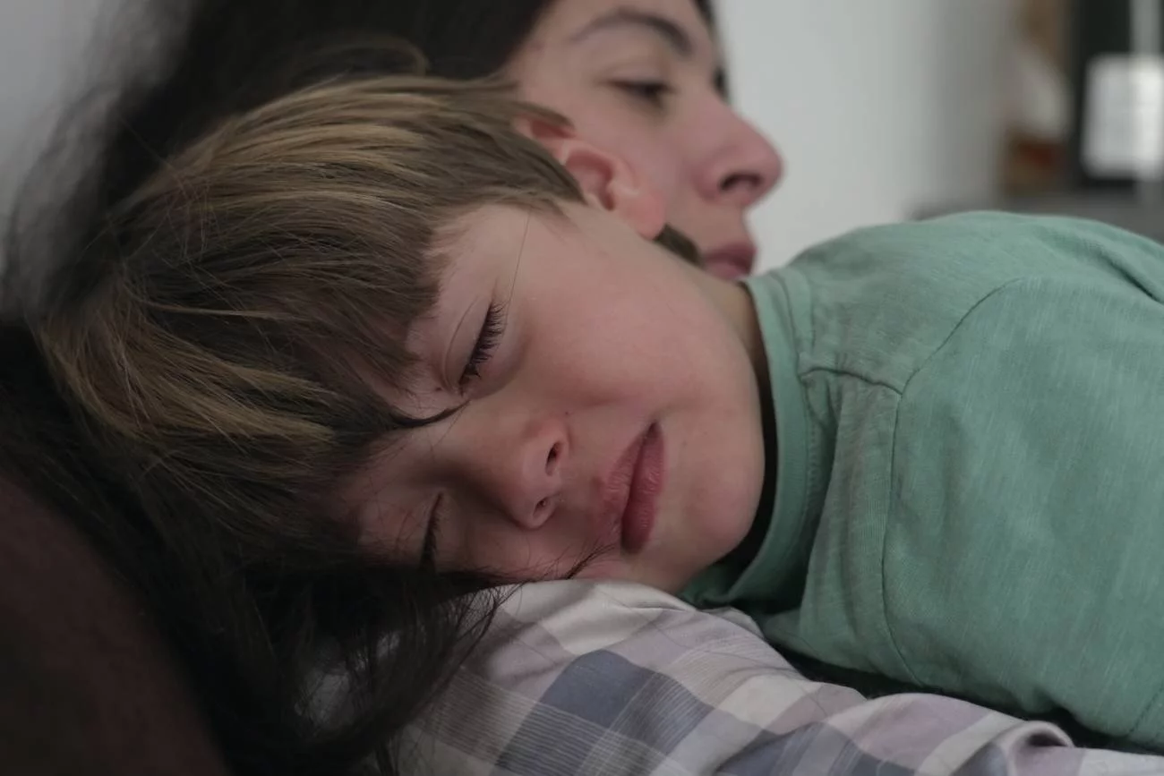 mama przytula płaczącego chłopca