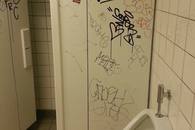 Fot. Pixabay / [url=https://pixabay.com/en/school-toilet-toilet-wc-men-s-bad-209049/]timbo[/url] / [url=https://pixabay.com/en/service/terms/#usage]CC0 Public Domain[/url]