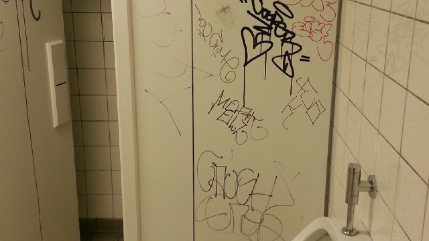Fot. Pixabay / [url=https://pixabay.com/en/school-toilet-toilet-wc-men-s-bad-209049/]timbo[/url] / [url=https://pixabay.com/en/service/terms/#usage]CC0 Public Domain[/url]