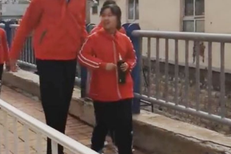 Koleżanki z jednej klasy – jedna wyższa o 70 cm od drugiej