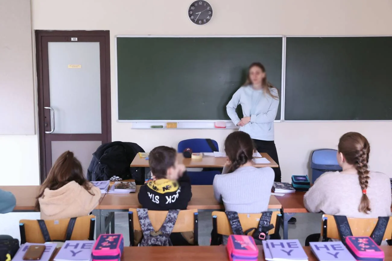 Nauczycielka prowadzi lekcję z dziećmi w klasie.