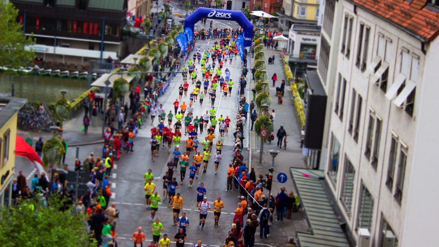 Fot. Pixabay/ [url=http://pixabay.com/pl/sport-maraton-wy%C5%9Bcig-start-wy%C5%9Bcig%C3%B3w-210661/]fawndesigne[/url] / [url= http://pixabay.com/pl/service/terms/#download_terms]CC O[/url] Maraton to nuda