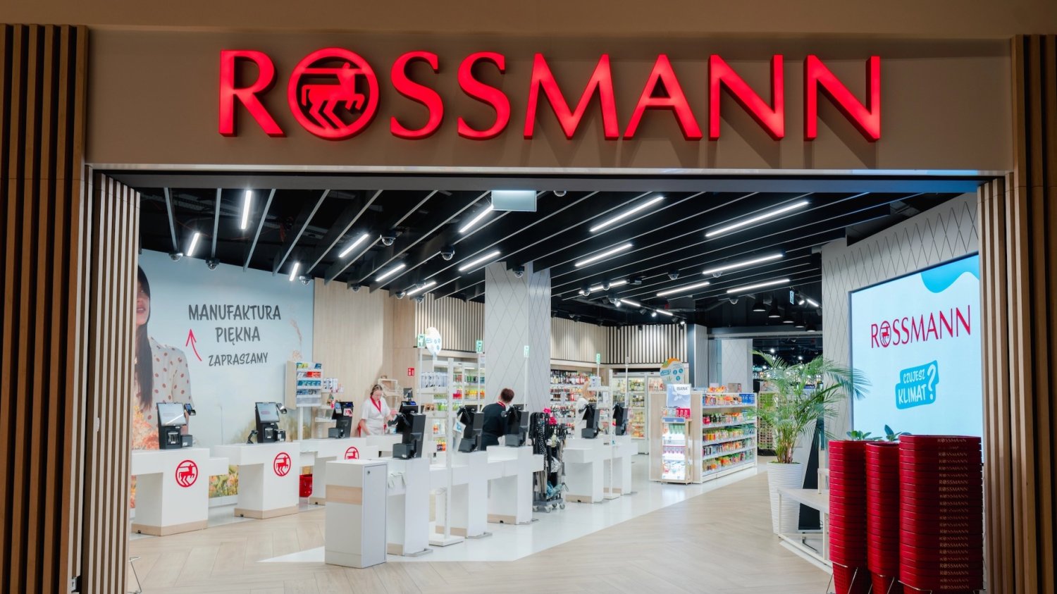 Na zdjęciu wejście do sklepu rossmann.
