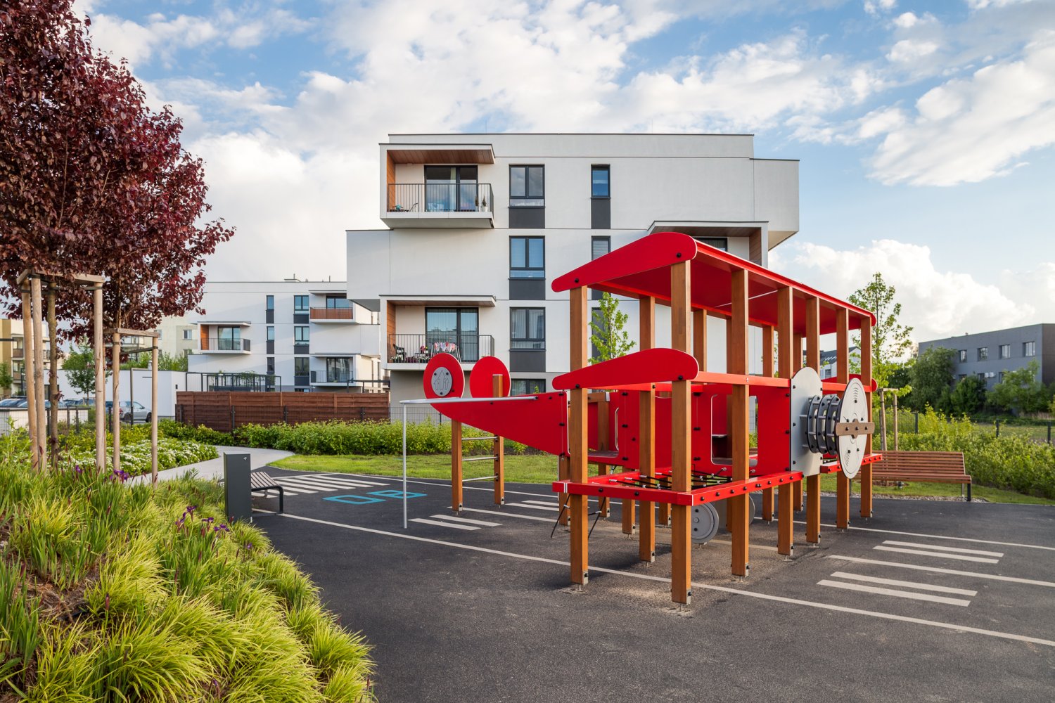 Nowoczesne place zabaw to dziś coś więcej niż placyki z huśtawką i zjeżdżalnią. Polscy deweloperzy projektują je w taki sposób, że aż dorosłym marzy się znów być dziećmi. Na zdjęciu Osiedle Coopera w Warszawie.