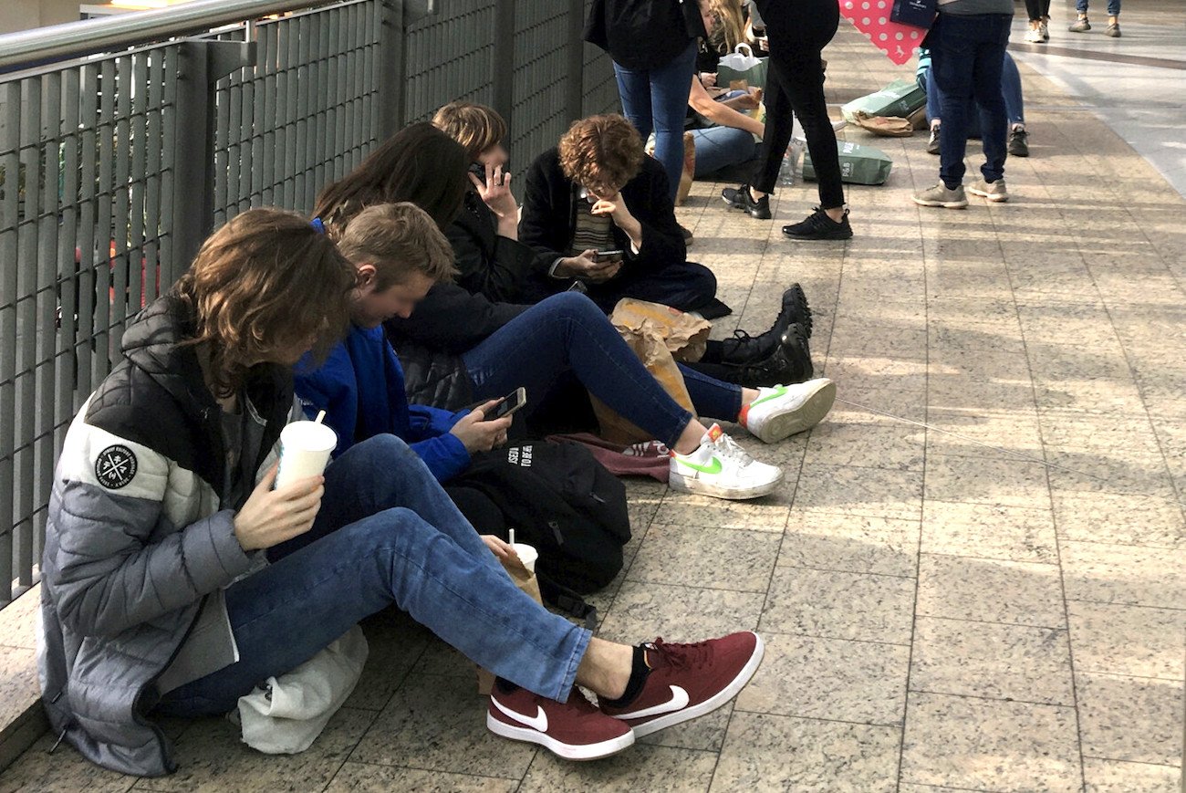 Nowy gatunek nastolatków: traktują fast foody jak świetlicę. Ładowarka do telefonu mówi wszystko