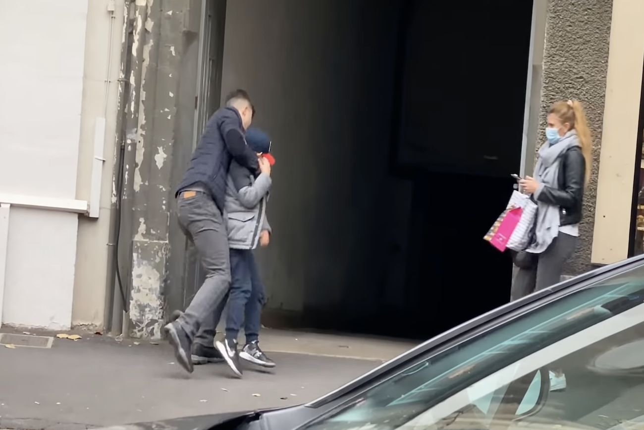 Mężczyzna, chłopiec i kobieta na ulicy.