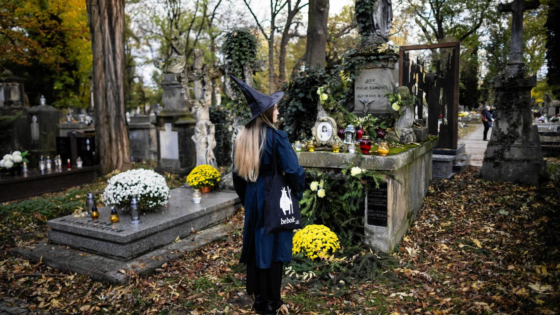 kobieta w przebraniu wiedźmy na cmentarzu kobieta w przebraniu wiedźmy na cmentarzu