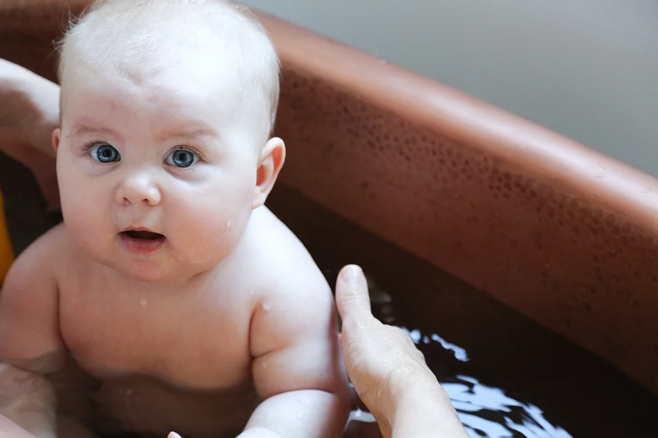 Według aktualnych zaleceń dermatologów i pediatrów dziecko w okresie niemowlęcym należy kąpać co kilka dni, np. dwa razy w tygodniu. Zaleca się, by czas trwania pierwszych kąpieli wynosił maksymalnie 5 do 7 minut