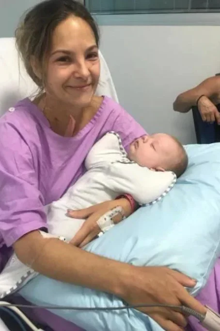 Shannon z najmłodszym dzieckiem w czasie pobytu w szpitalu