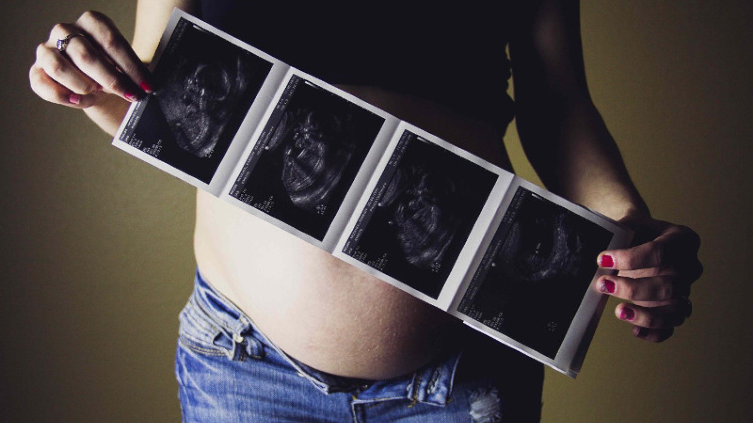 Nie ma dowodów na to, że koronawirus przenosi się z zakażonej mamy na jej nienarodzone dziecko