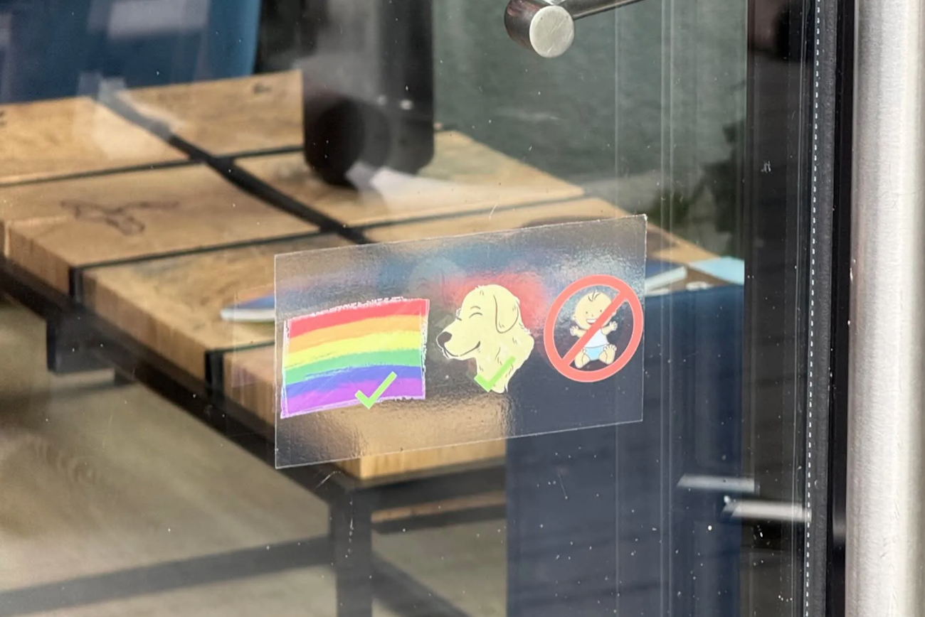 Dziecko przekreślone, piesek i LGBT nie. Kiedyś straszyły tęcze, dziś maluchy