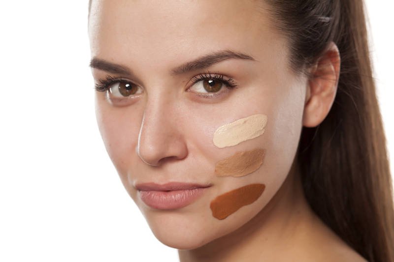 Ani zbyt ciemny, ani zbyt jasny, ani za żółty ani za różowy. Twój podkład powinien wyglądać jak twoja skóra. Tylko ty masz wiedzieć, że go w ogóle nosisz!