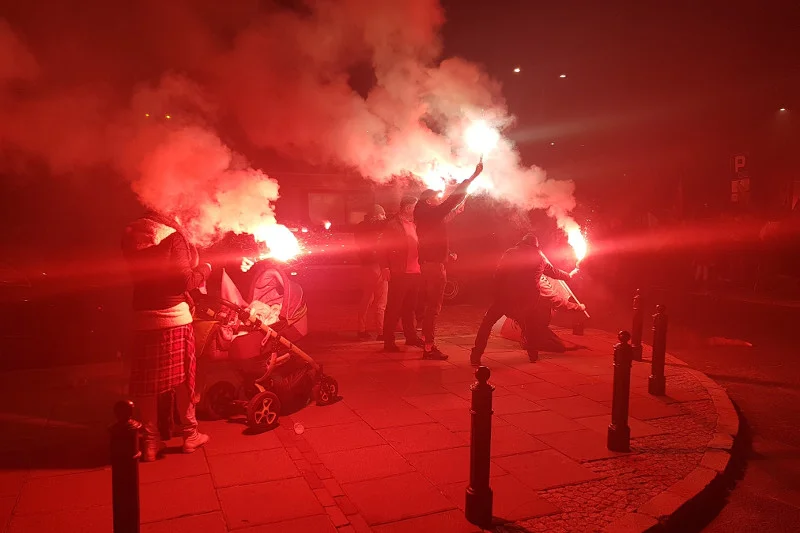 Marsz Niepodległości, a na nim matka z dzieckiem w wózku.