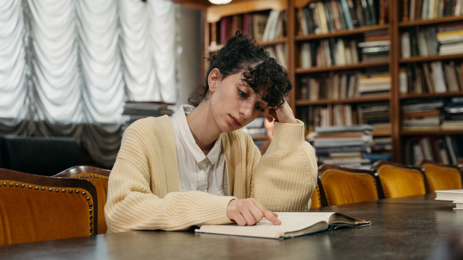studentka w bibliotece