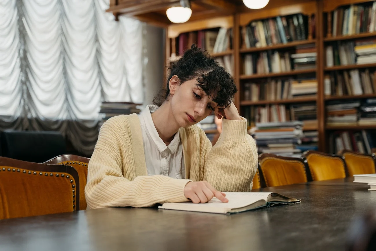 studentka w bibliotece