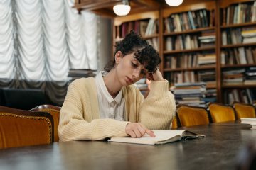 studentka w bibliotece