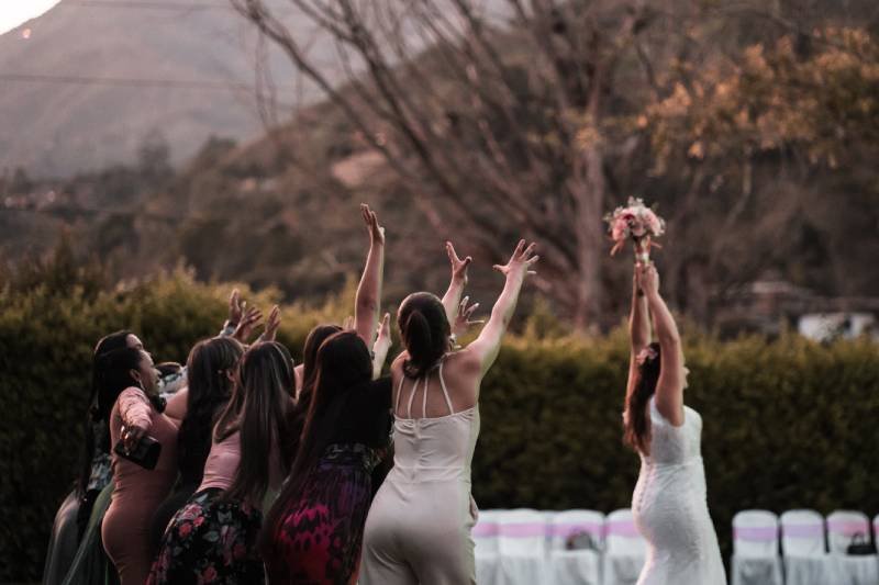 Wesele, panna młoda rzuca welon.