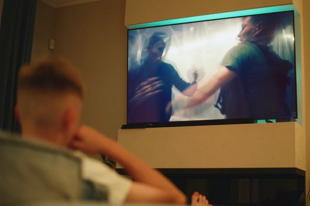 Na zdjęciu widać nastolatka, który ogląda serial