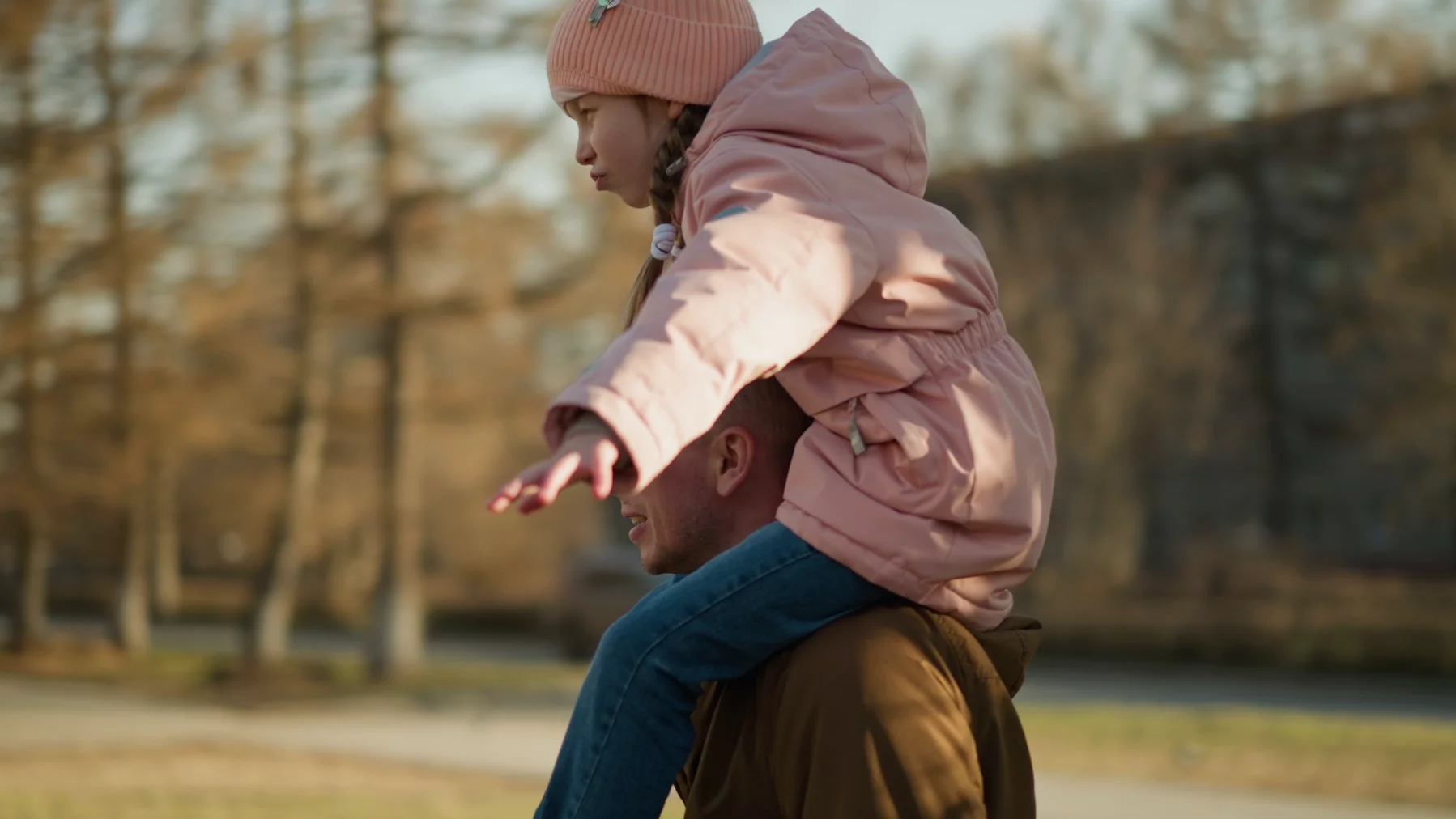 Każdy ojciec dziewczynki powinien to usłyszeć. Na zdjęciu tata trzyma córkę "na barana"