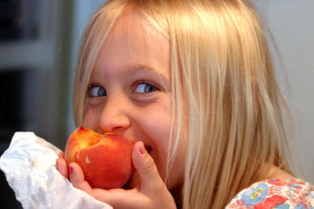 Uczniowie w sklepikach szkolnych w Łodzi mogą kupować owoce za grosze