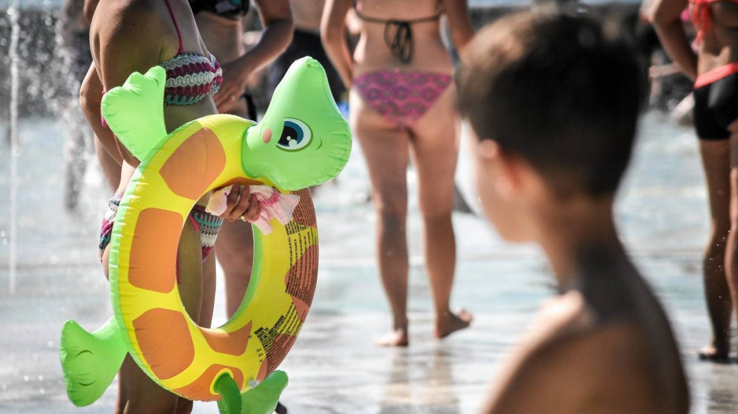 dzieci na wakacjach w hotelowym basenie