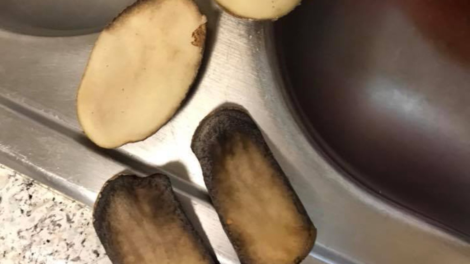 Wkładanie ziemniaków do skarpet sposobem walki z przeziębieniem?