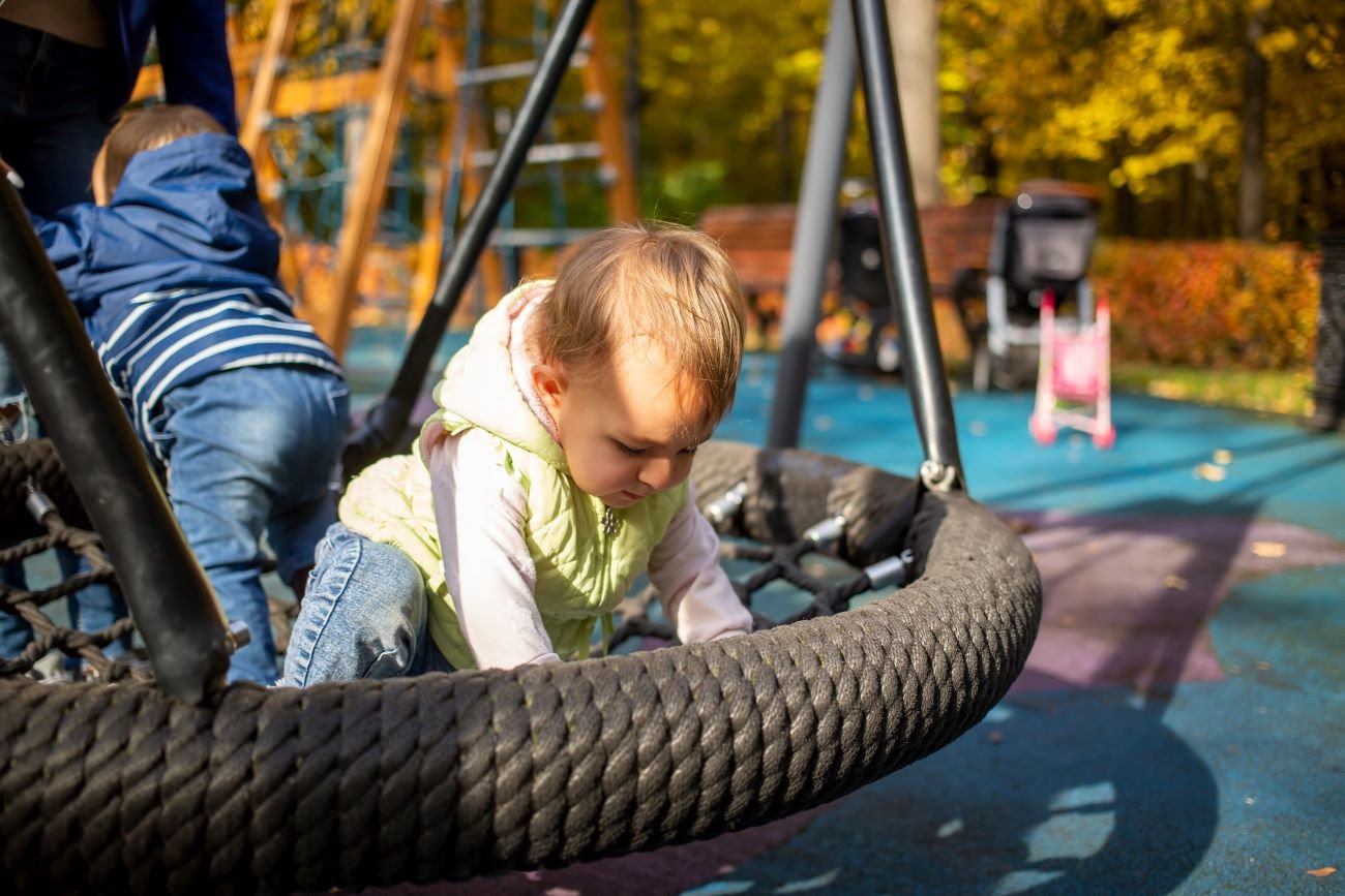 Dziecko ma wypadek na placu zabaw
