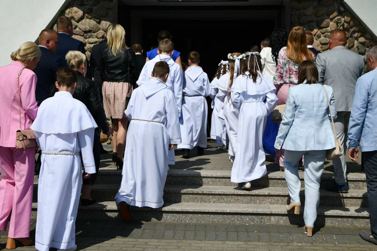 Dzieci wchodzące do kościoła na mszę z okazji Komunii świętej.
