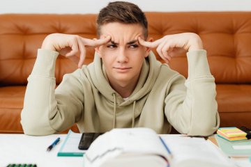 Uczeń uczy się do egzaminu ósmoklasisty 2025.
