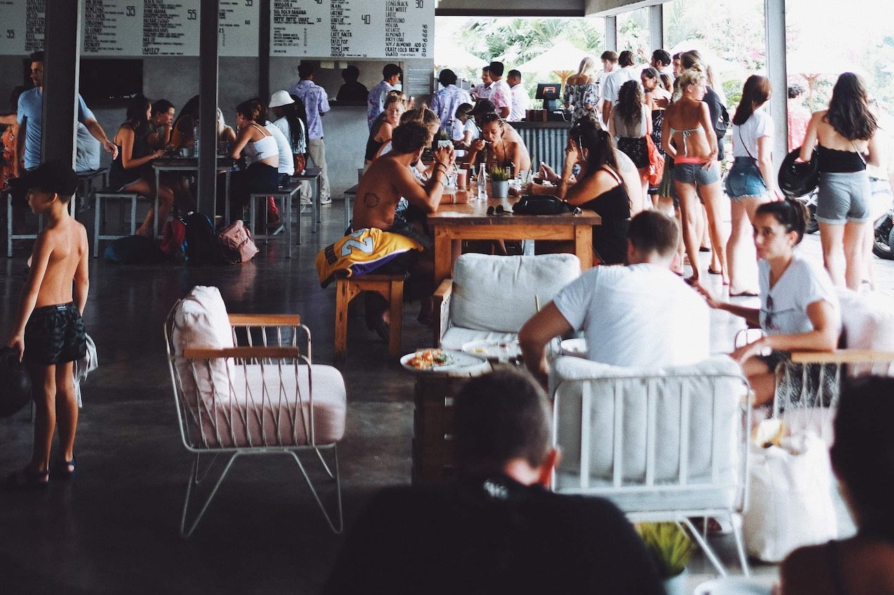 turyści w restauracji na wakacjach
