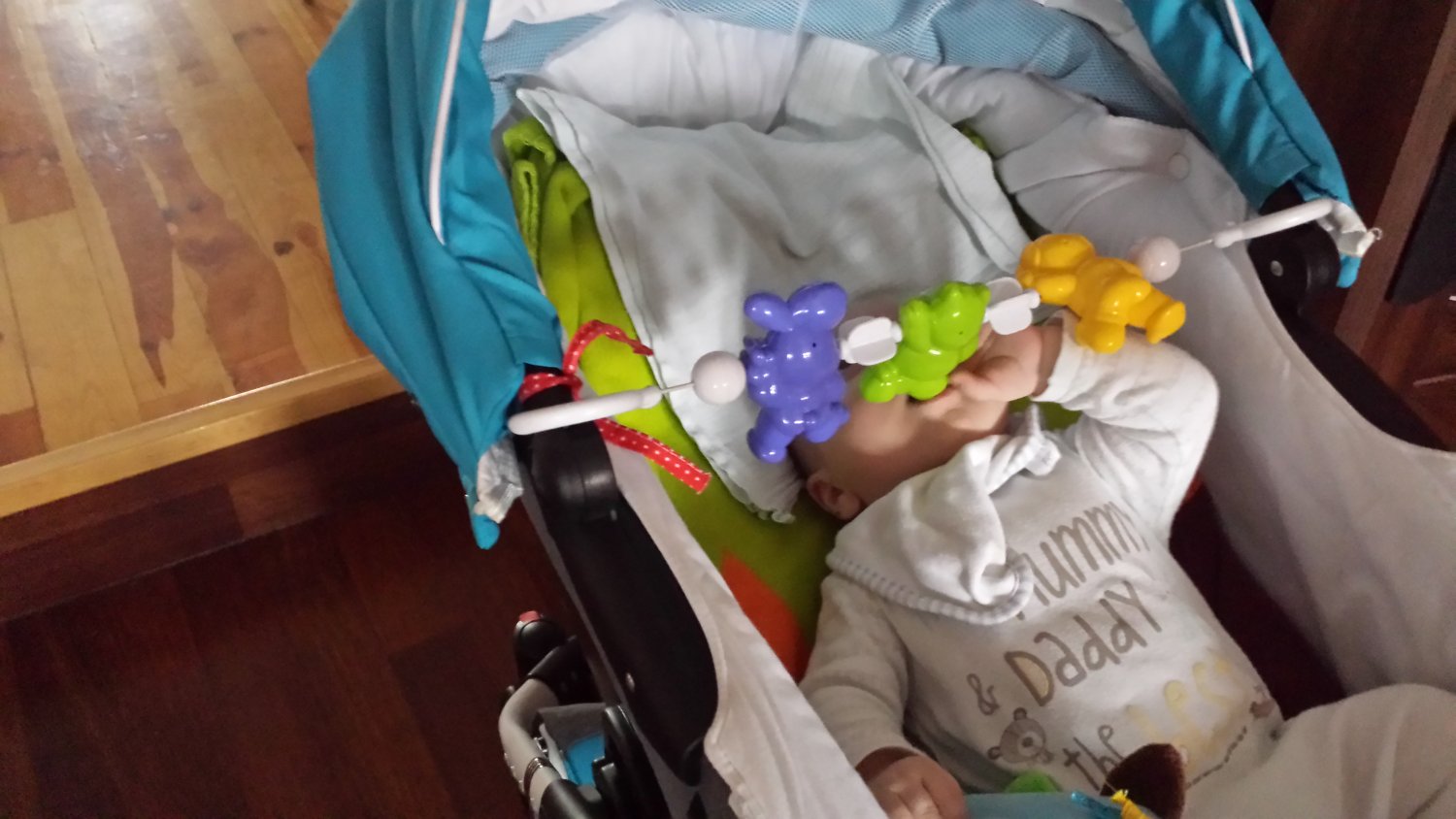 Synek podczas pierwszych manipulacji zabawkami