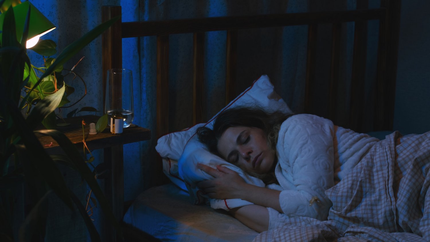 Sen nie zawsze oznacza odpoczynek. Te nocne objawy powinny cię zaniepokoić