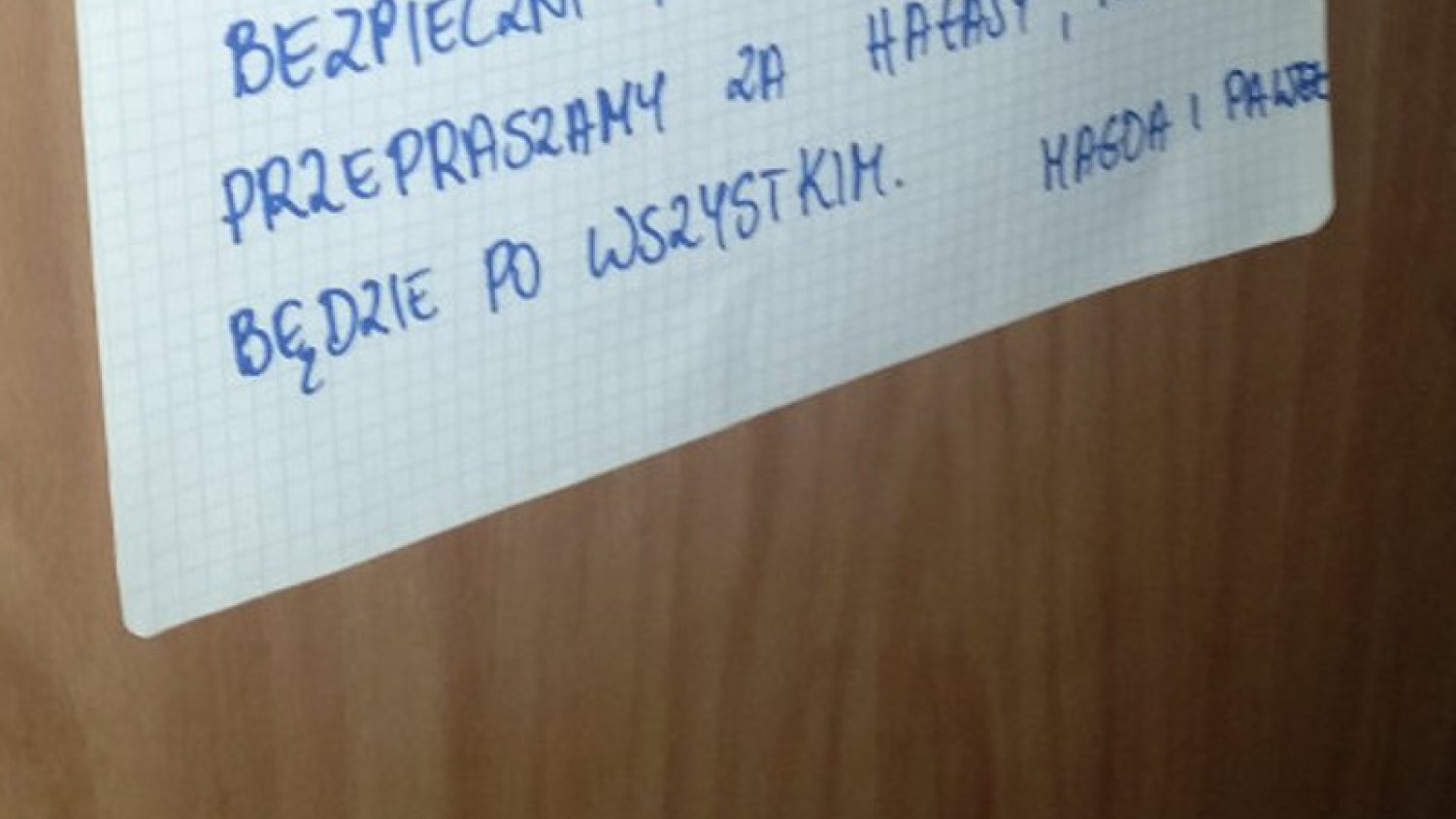 Taka notatka pojawiła się na drzwiach mieszkania, w którym odbywał się poród domowy