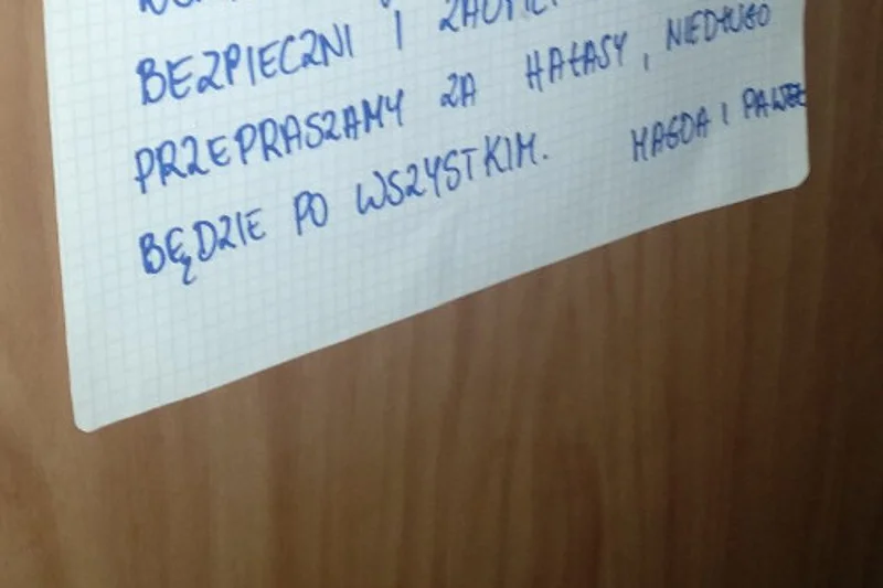 Taka notatka pojawiła się na drzwiach mieszkania, w którym odbywał się poród domowy
