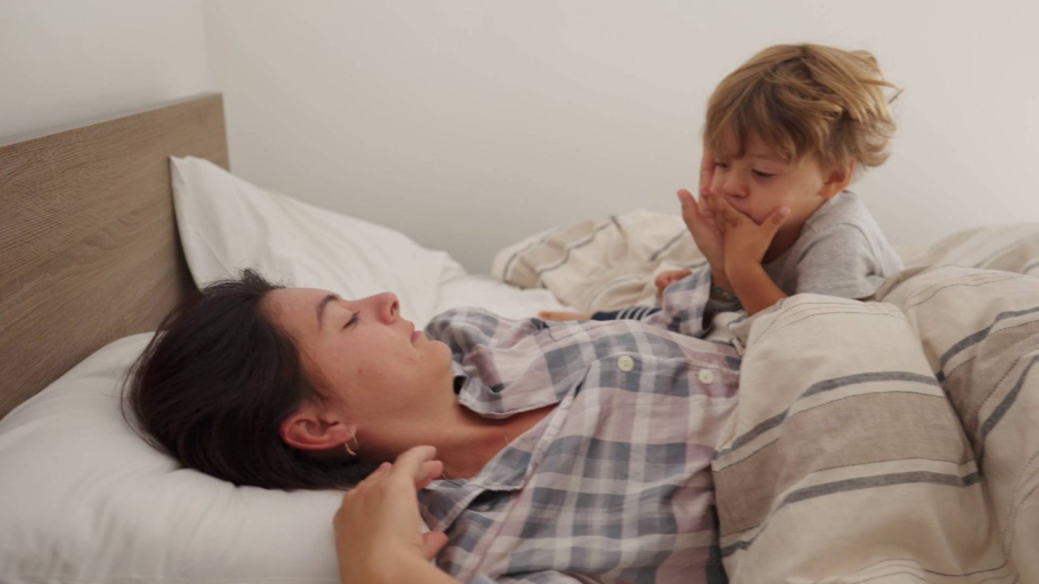mama i dziecko budzą się razem rano w łóżku mama i dziecko budzą się razem rano w łóżku