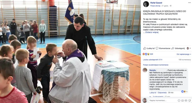 Zdjęcie przedstawia uroczystości w jednej ze szkół
