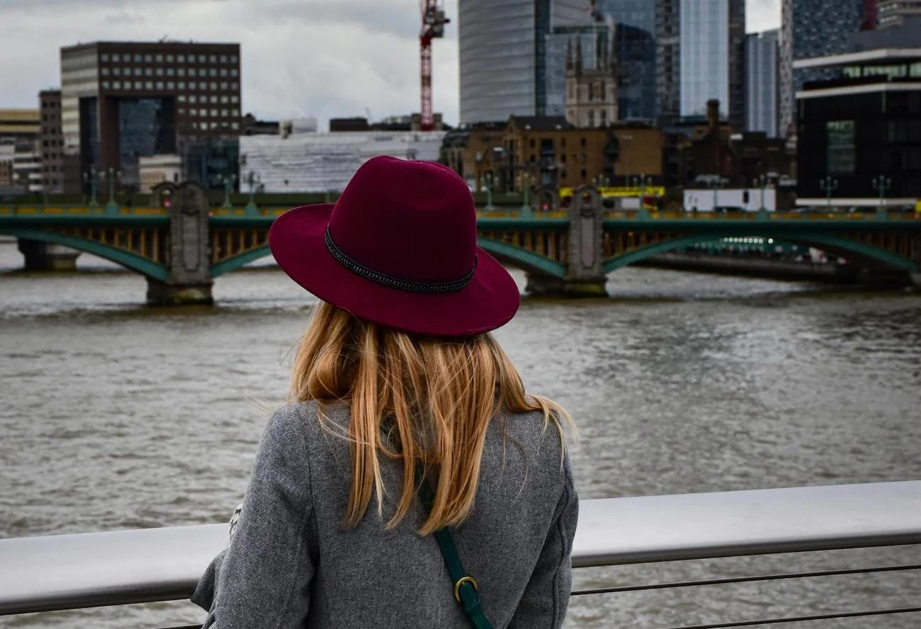 kobieta wpatruje się w panoramę Londynu nad Tamizą