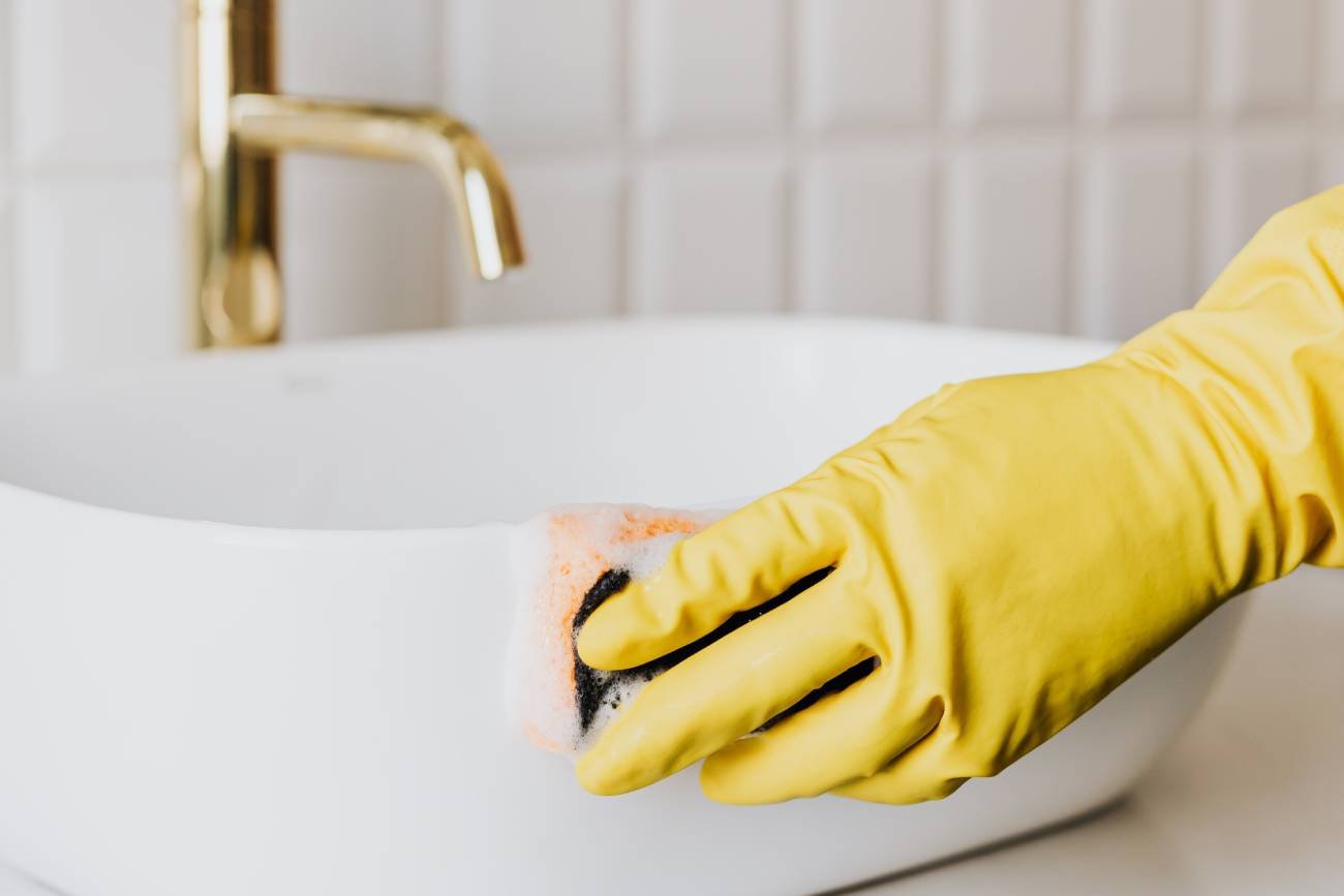 sprzątanie, produkty DIY do sprzątania, ekologiczne sprzątanie, tanie środki czyszczące, domowe triki, czyszczenie umywalki, czyszczenie wanny, mleczko do sprzątania