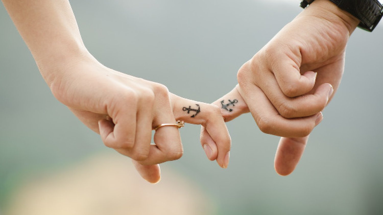 Fot. Pixabay / [url=https://pixabay.com/en/hands-love-couple-together-fingers-437968/]Takmeomeo[/url] / [url=https://pixabay.com/en/service/terms/#usage]CC0 Public Domain[/url]