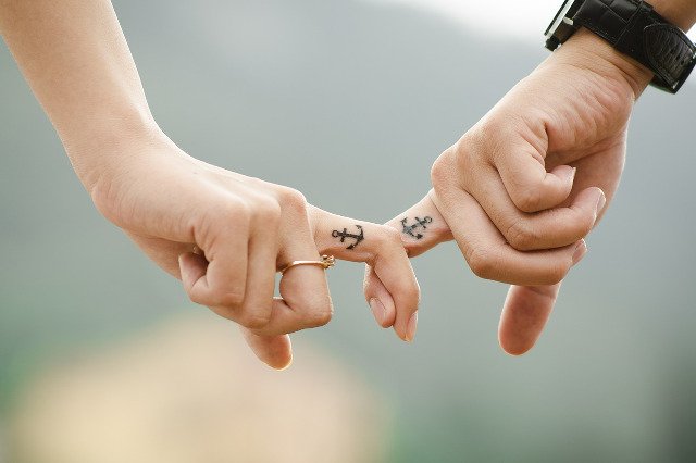 Fot. Pixabay / [url=https://pixabay.com/en/hands-love-couple-together-fingers-437968/]Takmeomeo[/url] / [url=https://pixabay.com/en/service/terms/#usage]CC0 Public Domain[/url]