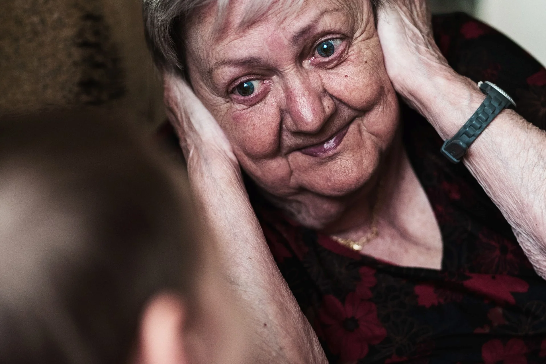 Babcia bawi się z chłopcem. Teściowa.