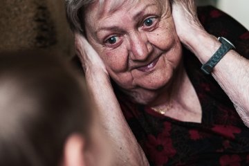 Babcia bawi się z chłopcem. Teściowa.