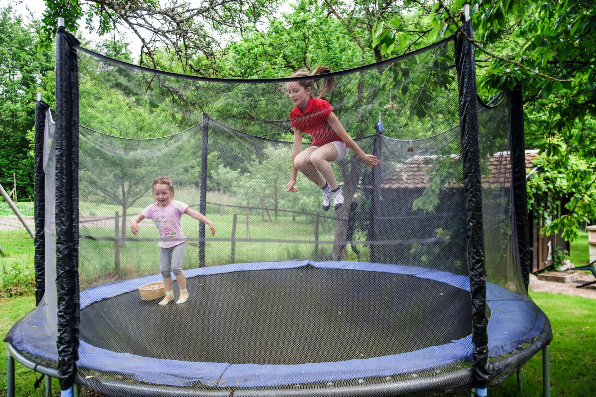 trampolina ogrodowa, trampolina dla dzieci, gdzie ustawić tramolinę, trampolina czy basen