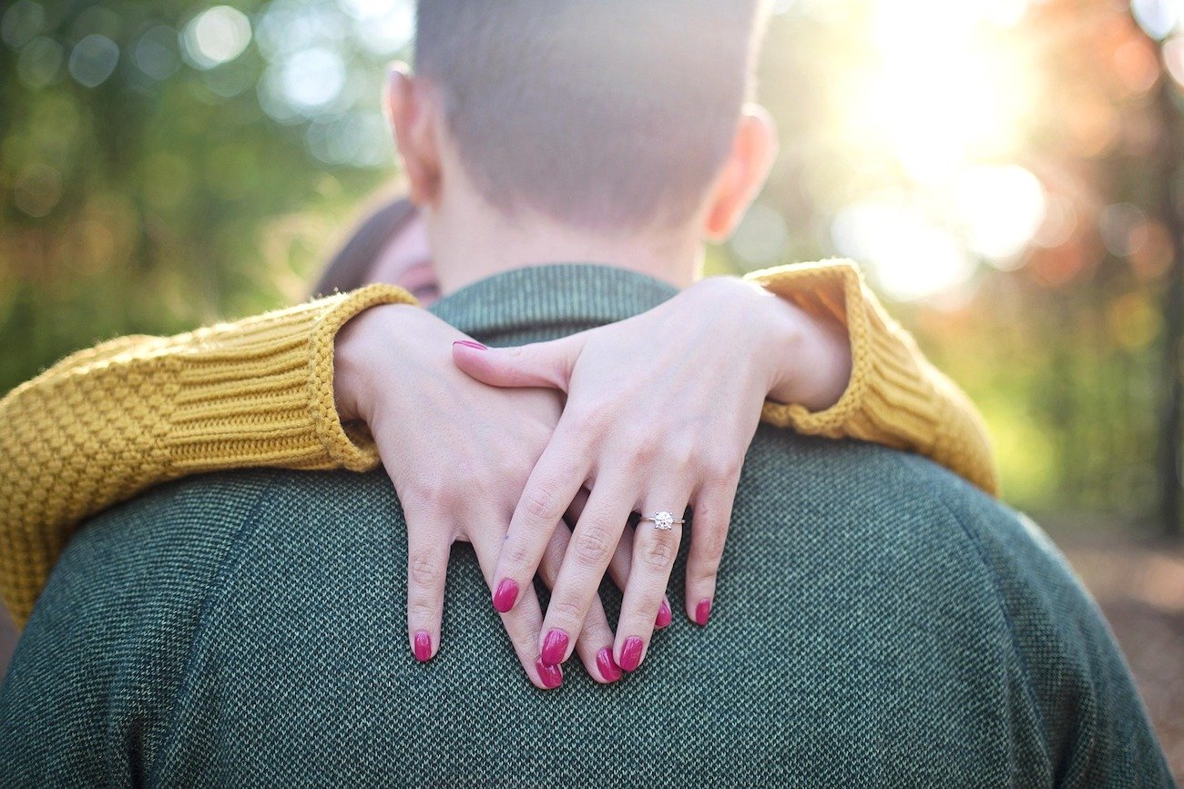 7 zachowań, które zdradzają, iż pierścionek już czeka. Punkt 4 to klasyk komedii romantycznych