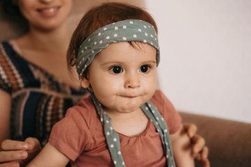 mała dziewczynka w opasce na głowie