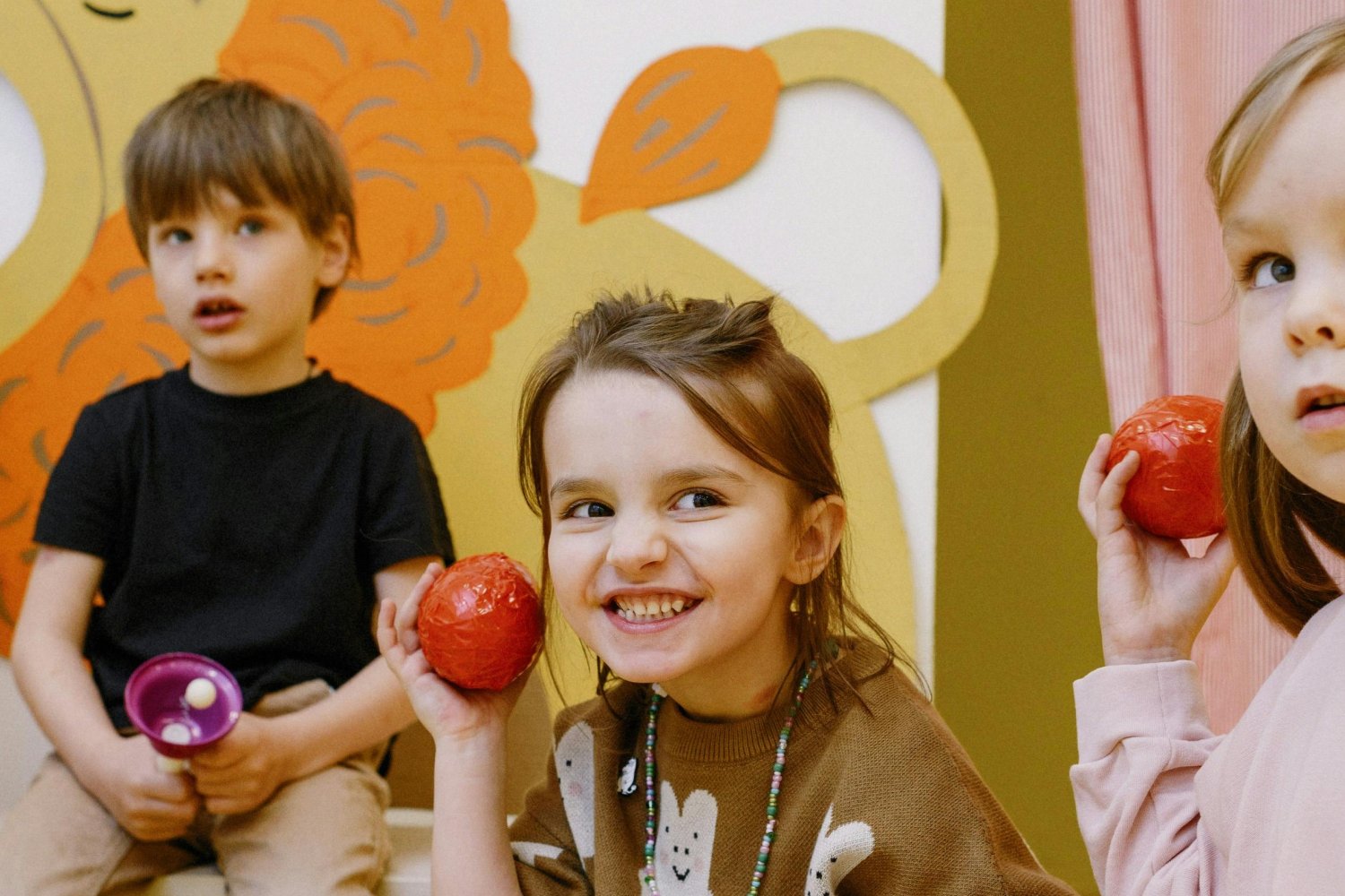 Filmik, który pokazuje jak ważna jest obecność rodzica w życiu dziecka. "Niezwykle wzruszający" Na zdjęciu dzieci z przedszkola