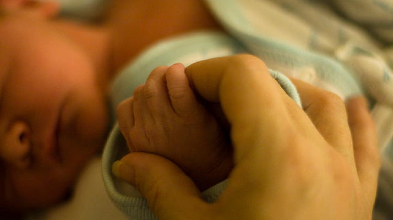 Im później zostanie odcięta pępowina, tym dziecko rozwija się lepiej – dowodzą hiszpańscy naukowcy