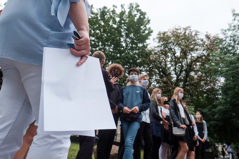 Noszenie maseczek w szkołach a prawo — rodzice grożą dyrektorom sądem Noszenie maseczek w szkołach a prawo — rodzice grożą dyrektorom sądem